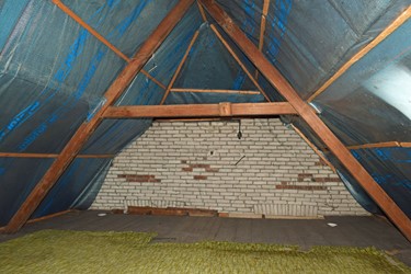 <p>Zicht op de binnenzijde van het in 1947 in kalkzandsteen nieuw opgetrokken binnenspouwblad van de voorgevel van de boerderij, ter hoogte van de zolder. </p>

